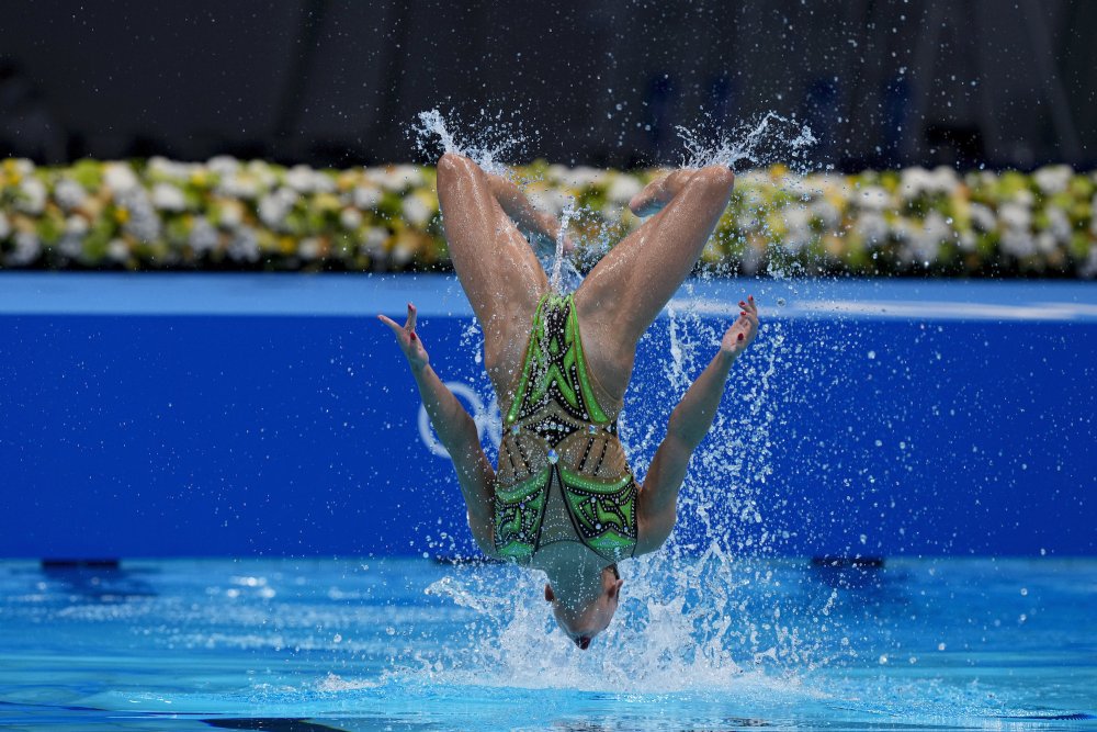 Synchronous swimming of a woman from behind