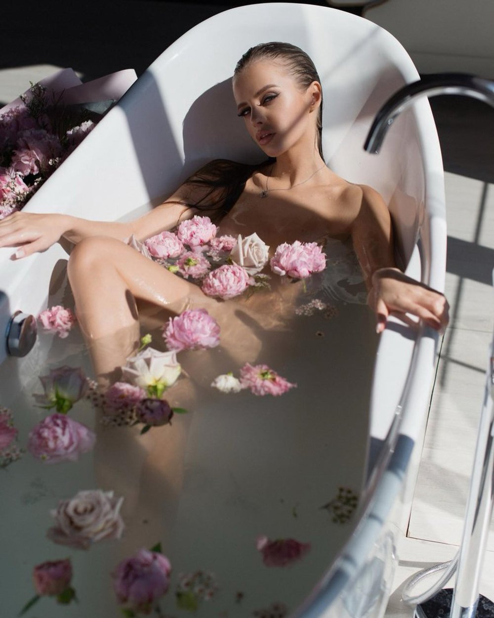 Photoshoot in the bathroom idea