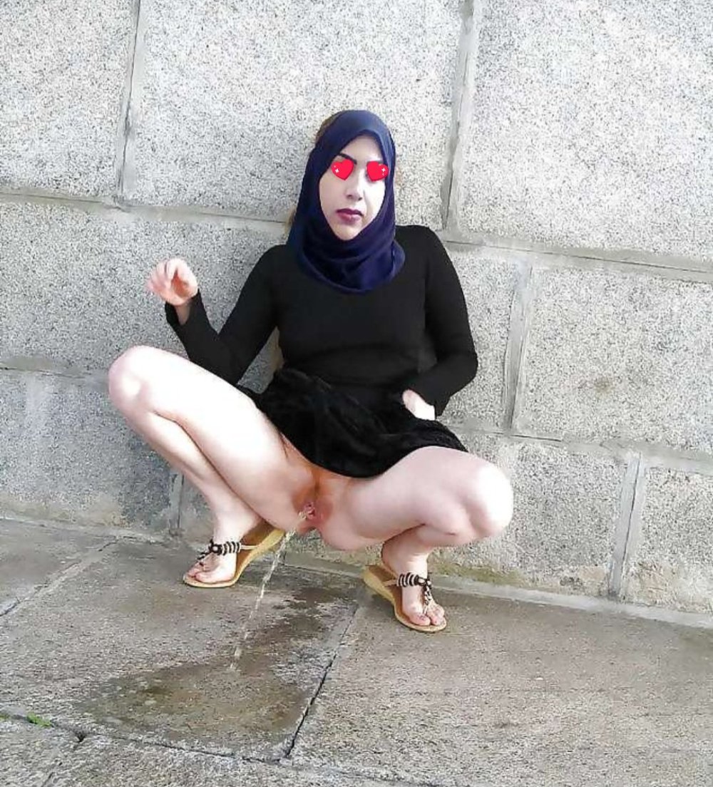 Arab women Pissing