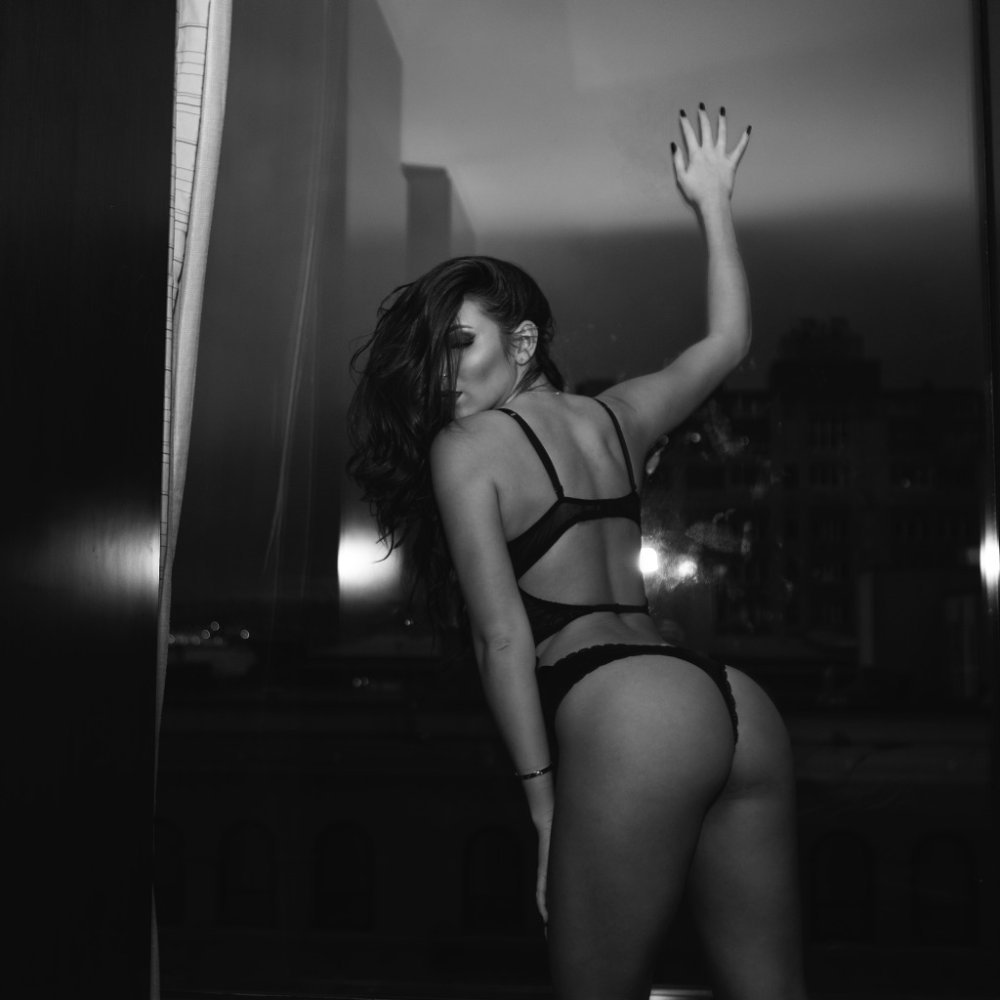 Girls in the Jack-O pose