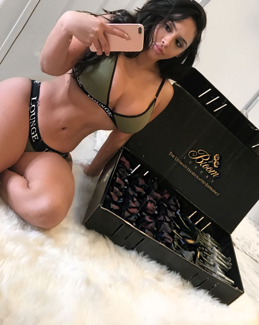 Model Fiorella zlaya drain naked