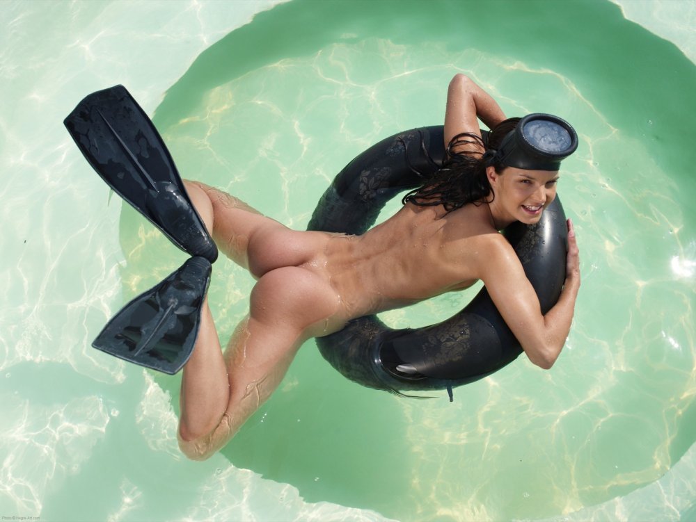 Naked beautiful divers