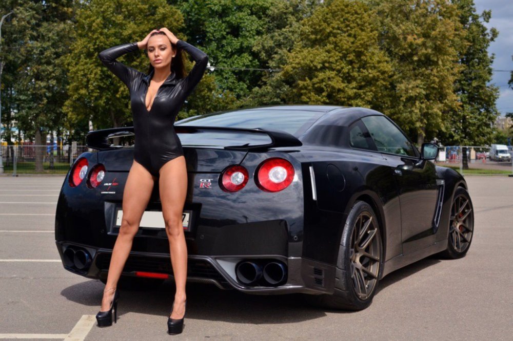 Nissan GTR 35 and girl