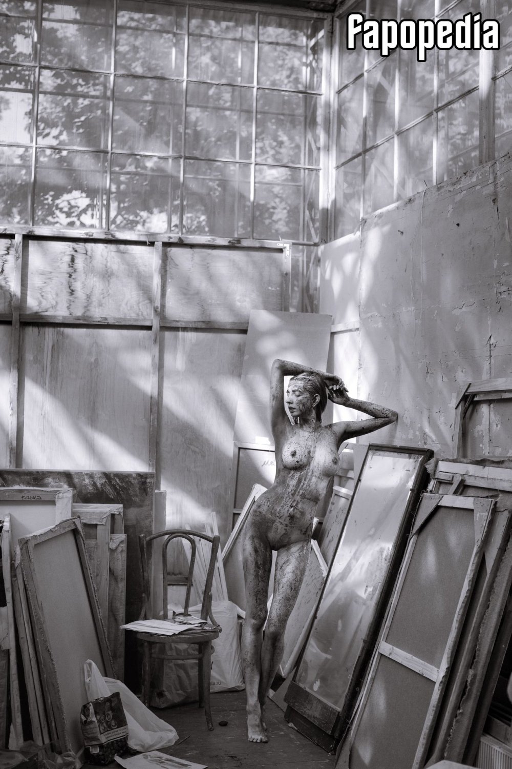 The model poses artists