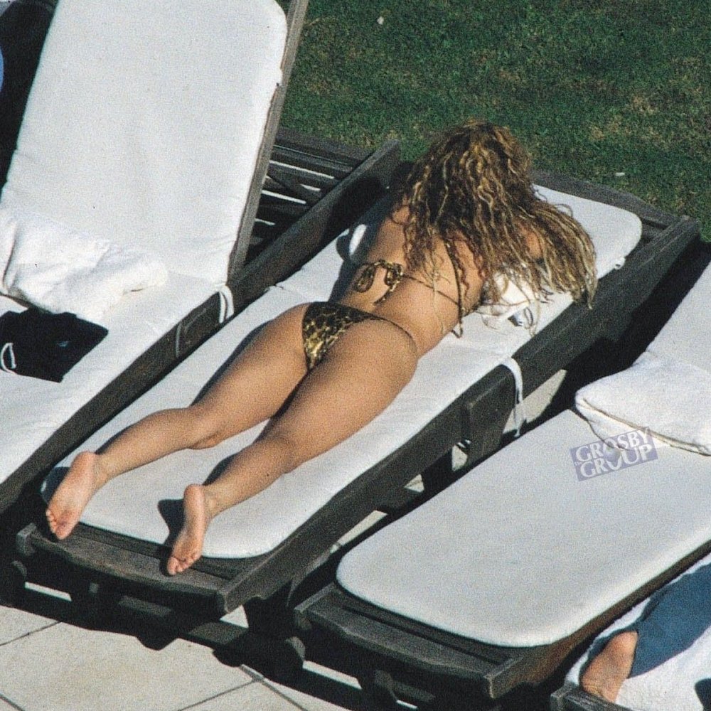 Shakira naked paparazzi