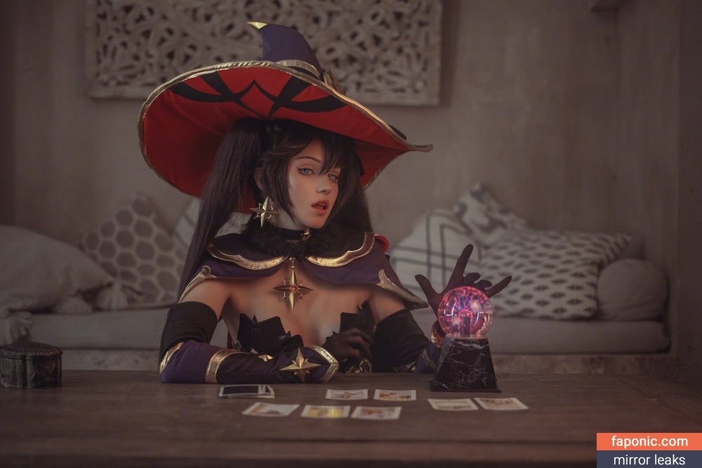 Mona Genshin Cosplay