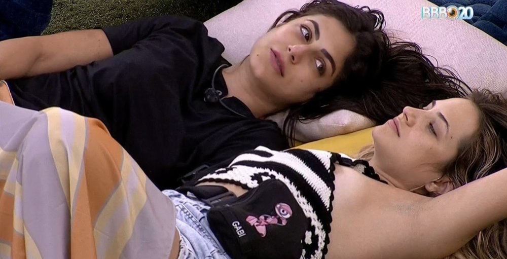 NUA PAGANDO PEITINHO EM