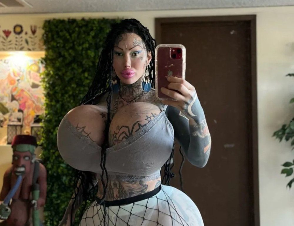 Canadian freak model Mary Magdalen