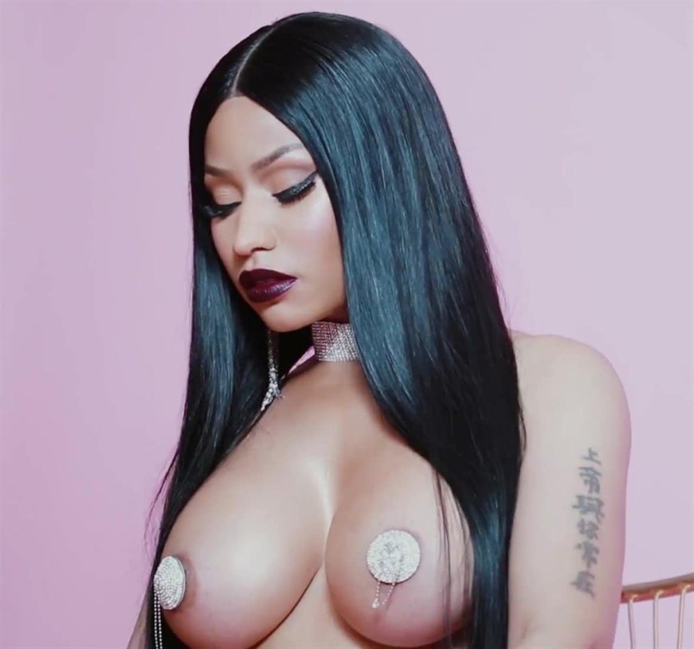 Nicky Minaj naked breasts