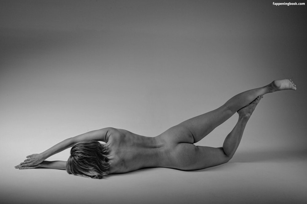 Poses of naked women