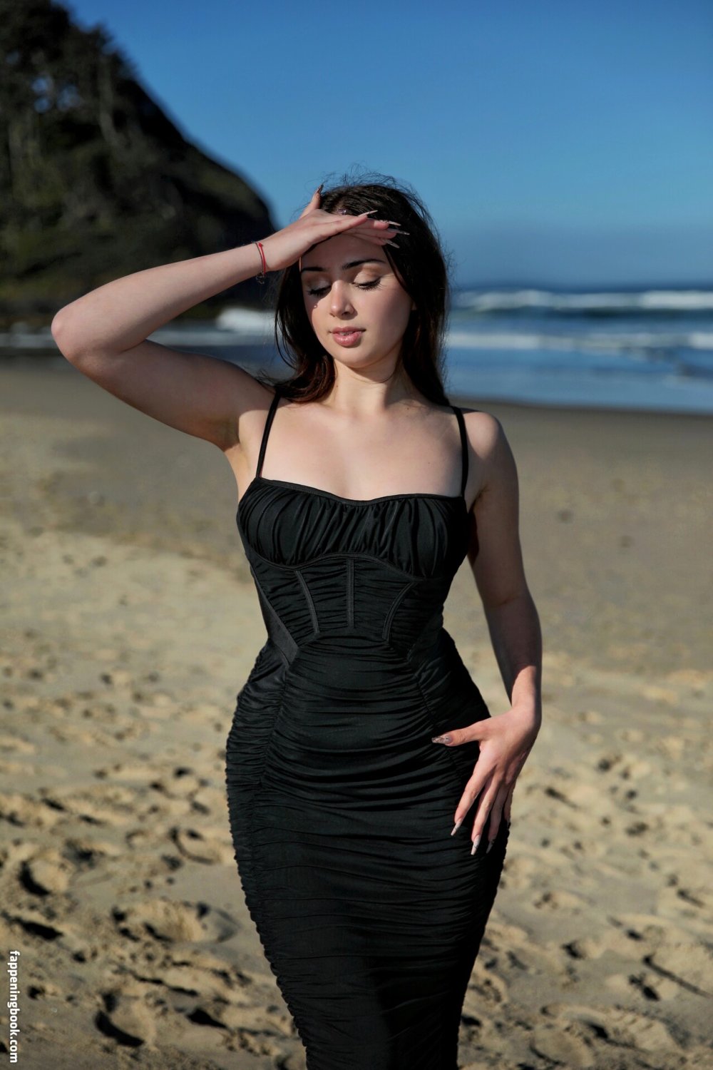 Dress with open shoulders