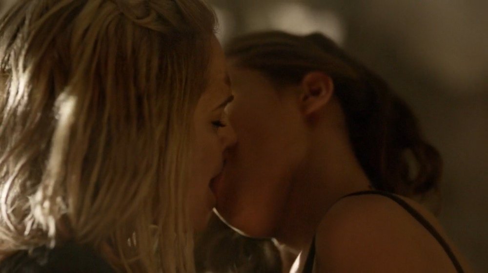 Eliza Taylor kiss