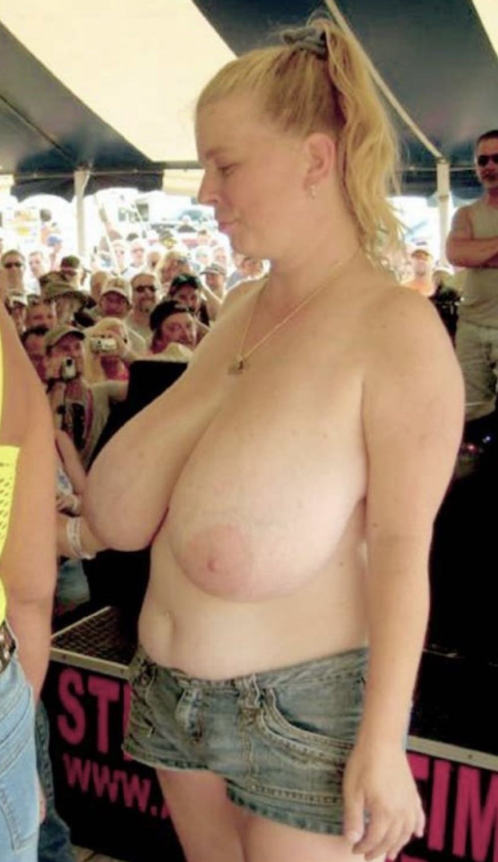 Macromastia boobs of the neckline