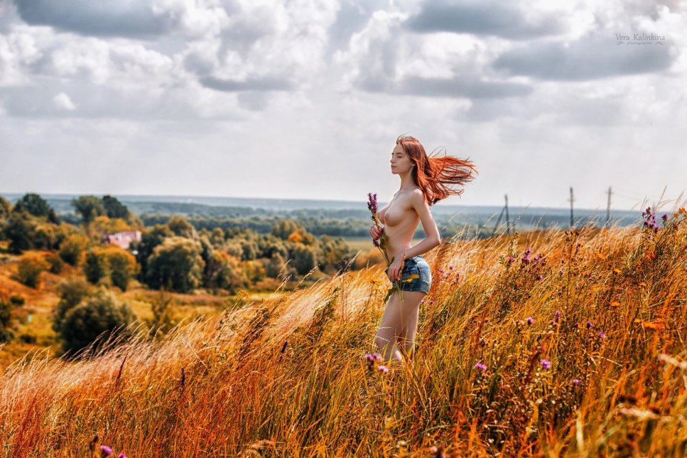 Red -haired girl in the field