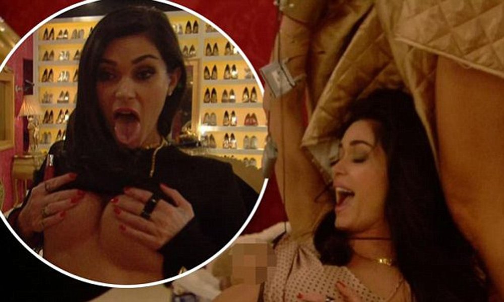 Jasmin Waltz lit her chest