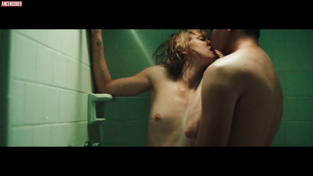 Mackenzie Davis Nud