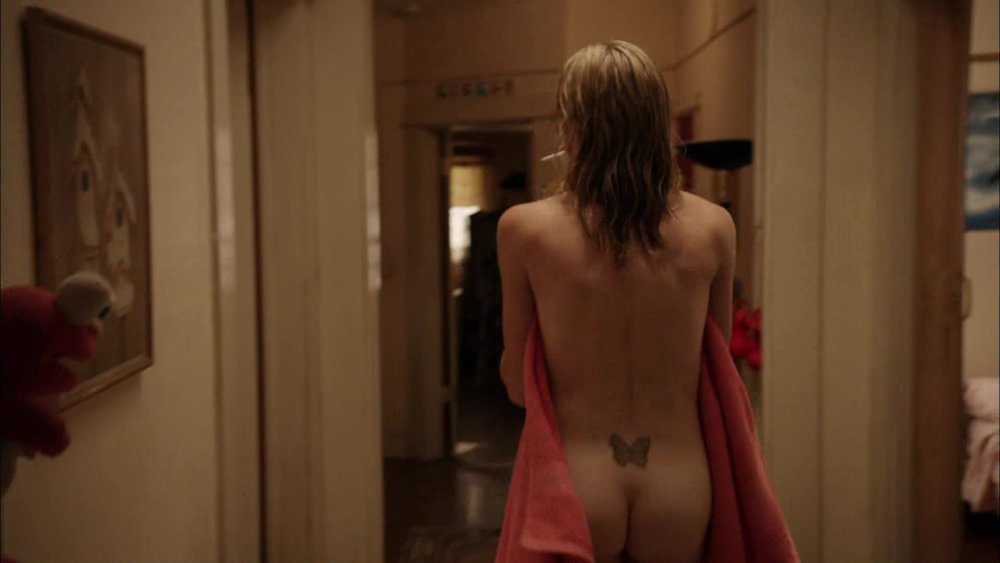 Mackenzie Davis ass