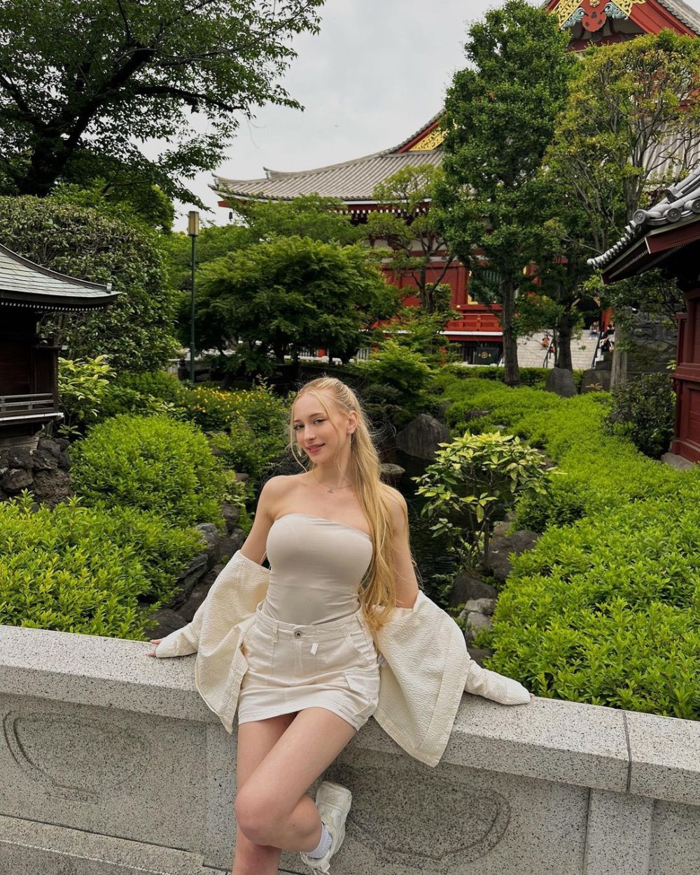 Naked beautiful girl