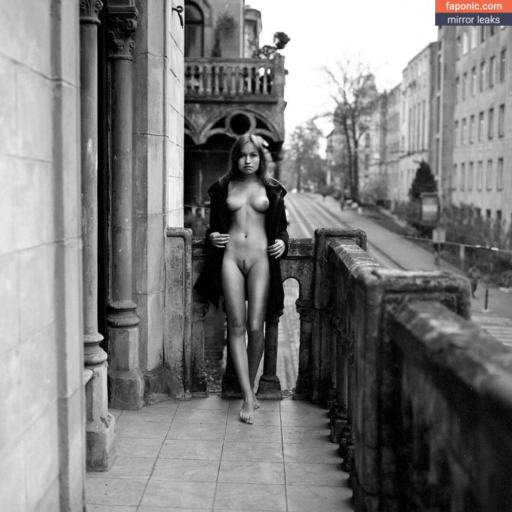Artistic nude on the streets of the city