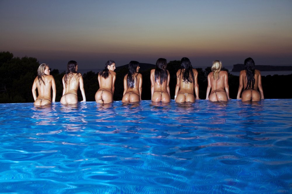 Many beautiful naked women