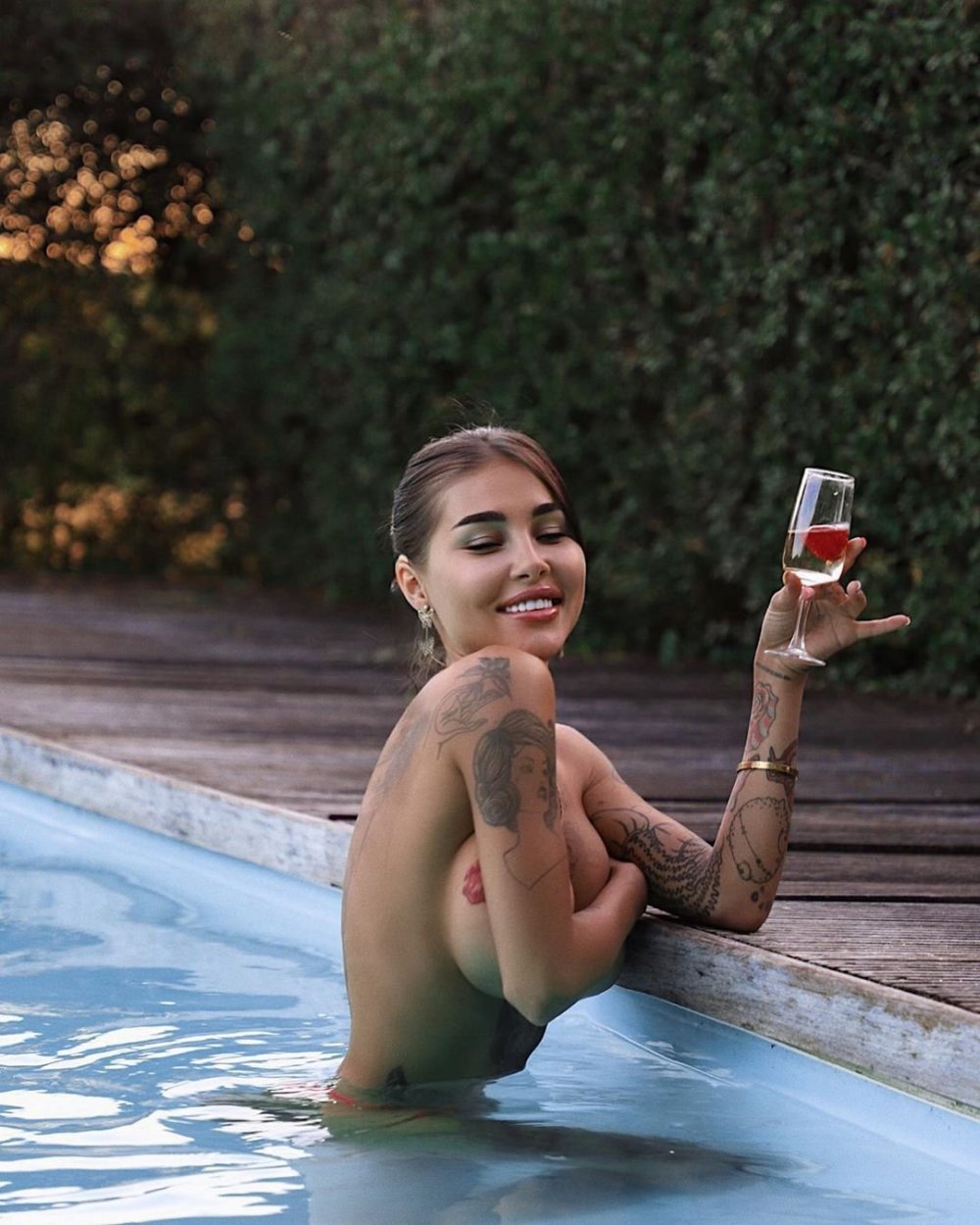 Elizabeth Definhy is naked