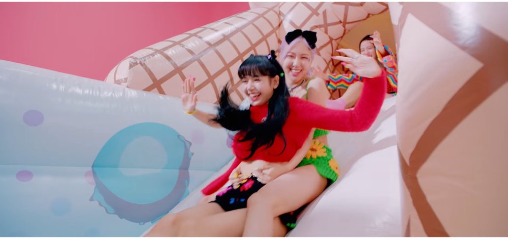 Black Pink in the pool