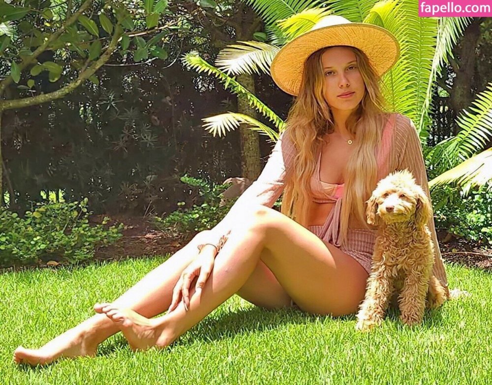 Milli Bobbi Brown in a swimsuit