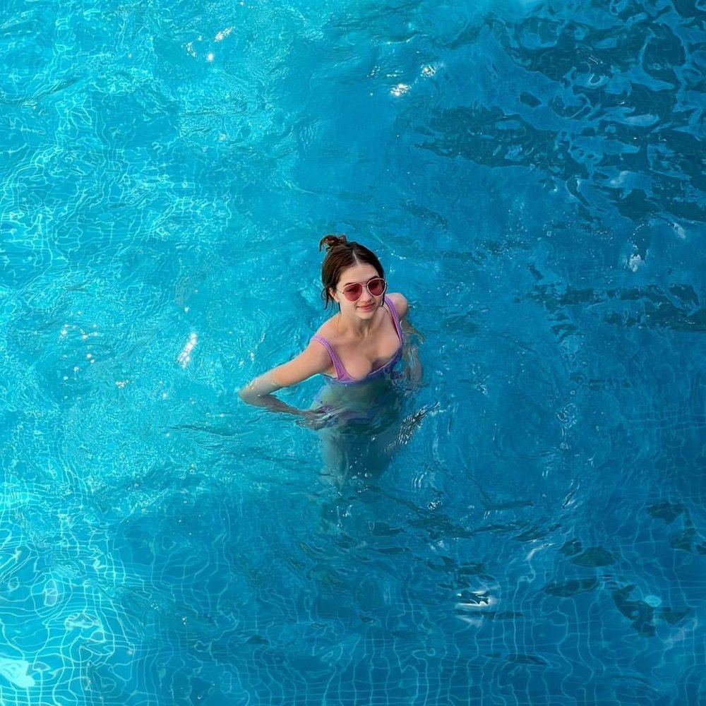 Photoshoot in the pool