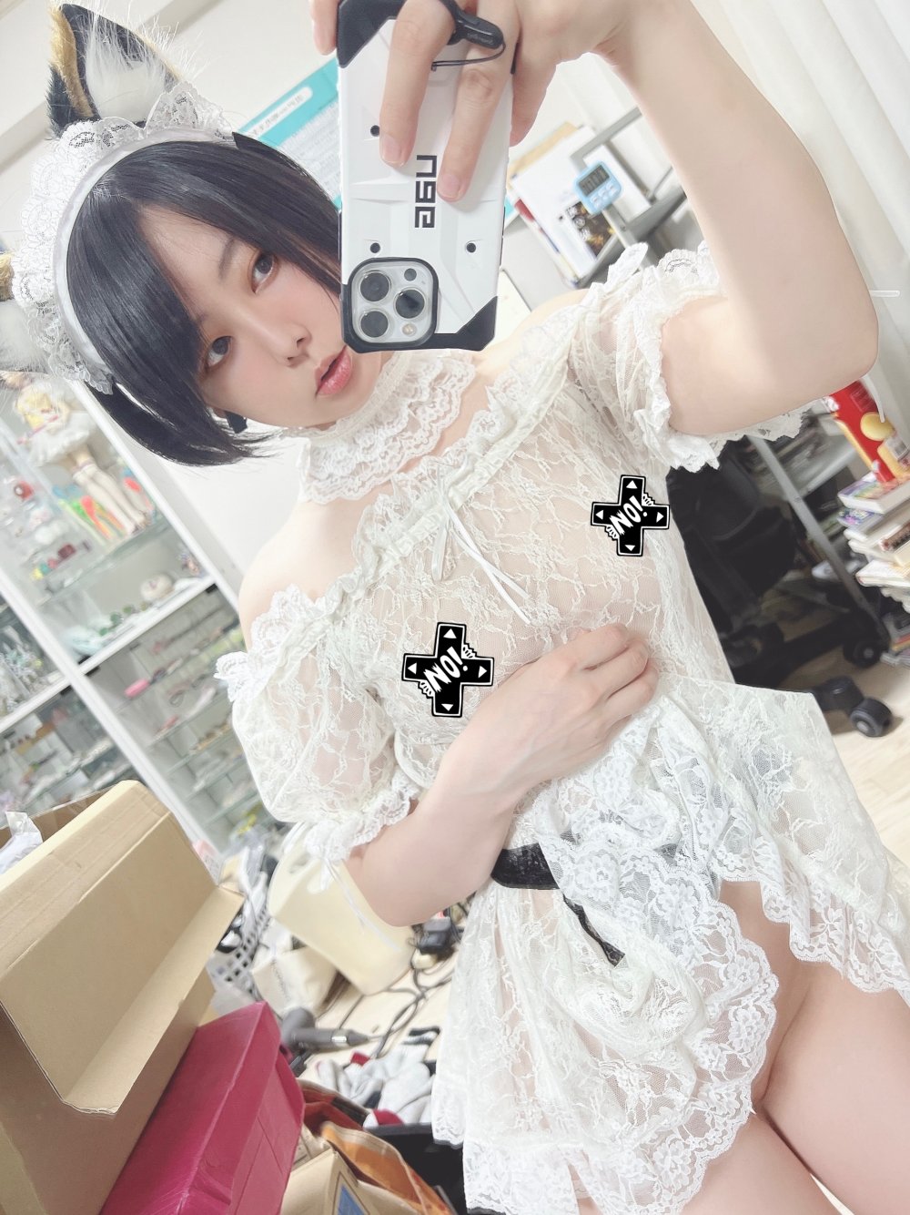 Iiniku ushijima by the mirror