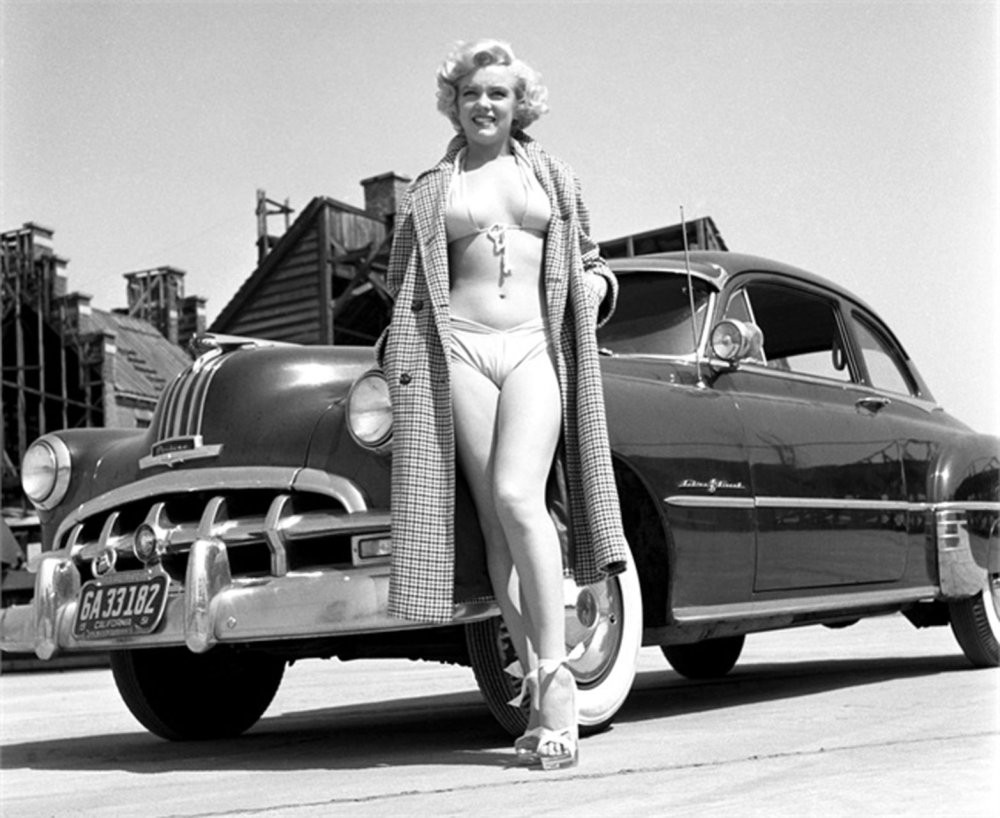 Marilyn Monroe near the retro car