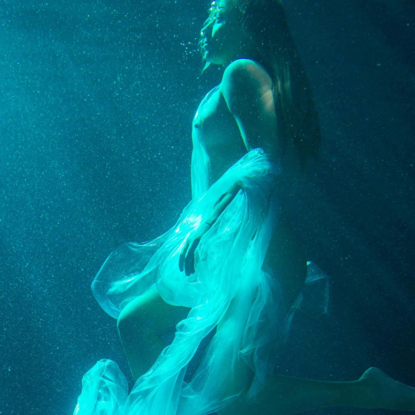 Hairy pussies under water