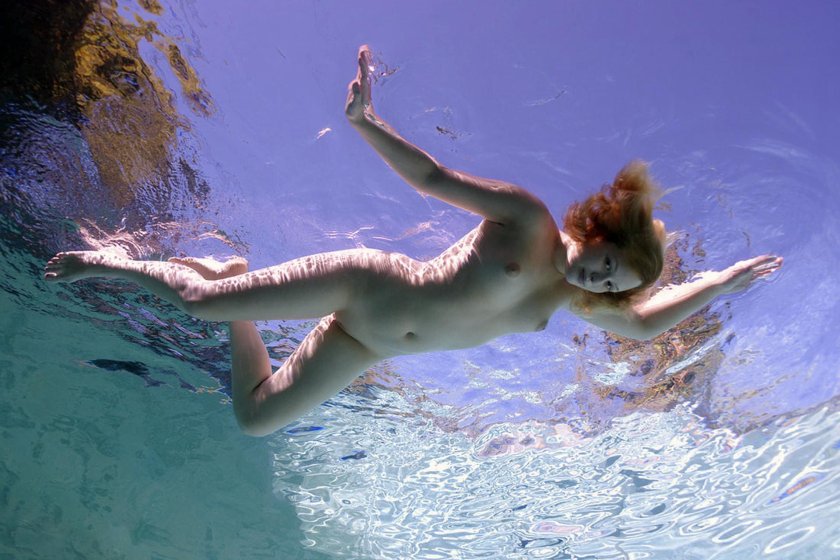 Hairy pussies under water