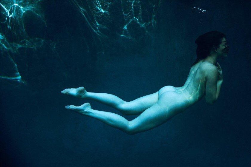Women in the pool under water naked