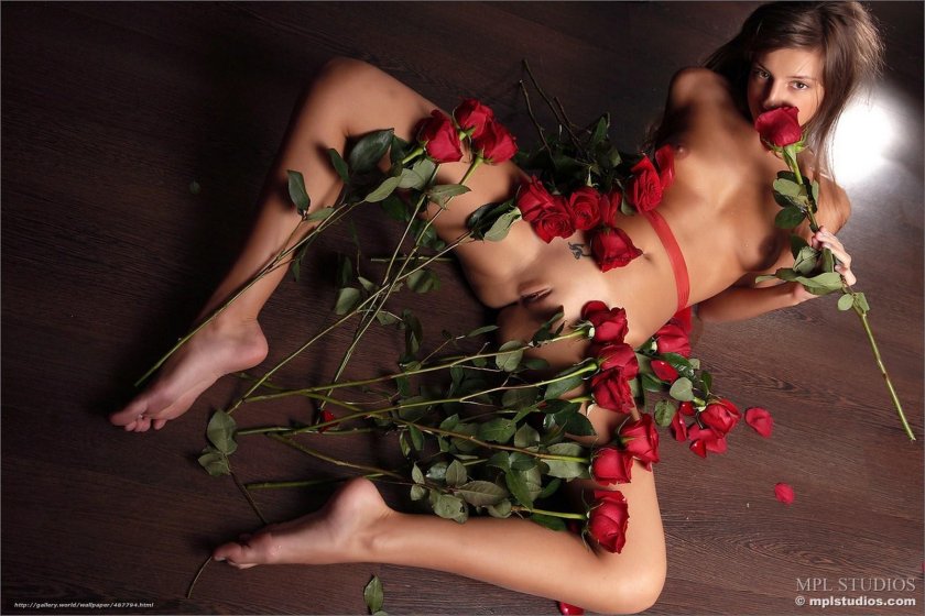 Nude with flowers