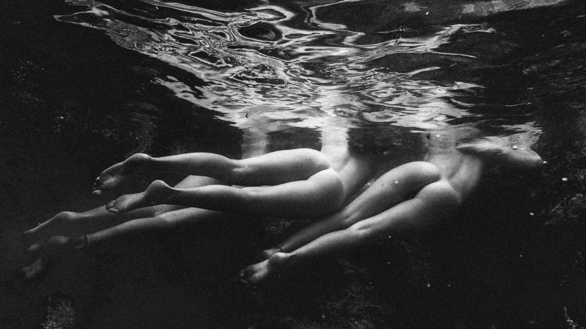 Underwater shooting nude