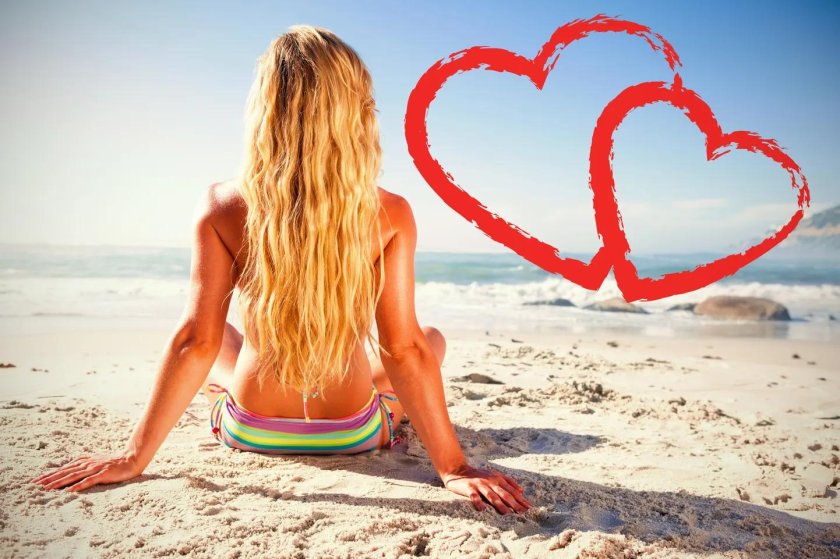 Girls Blondes on the beach