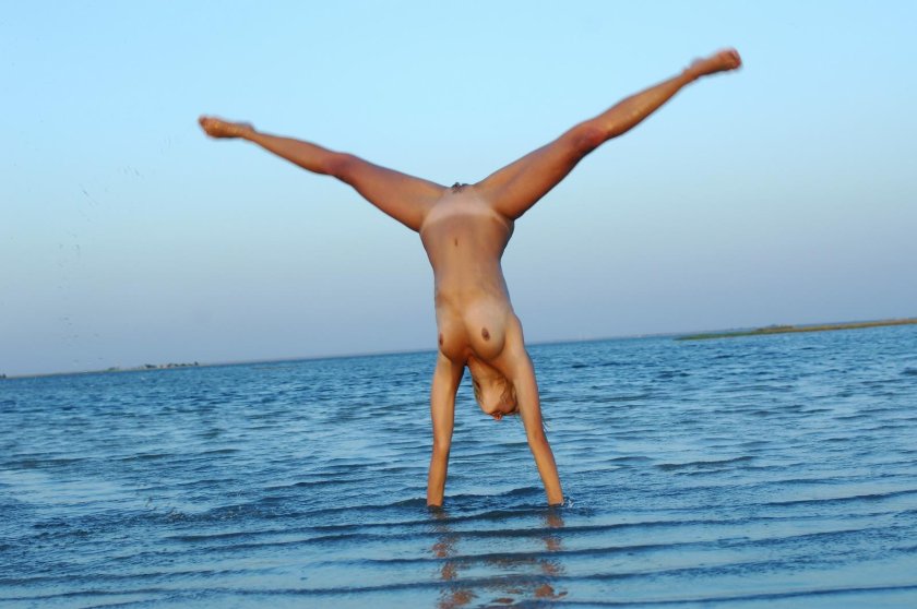 Women naked on the beach Spagat