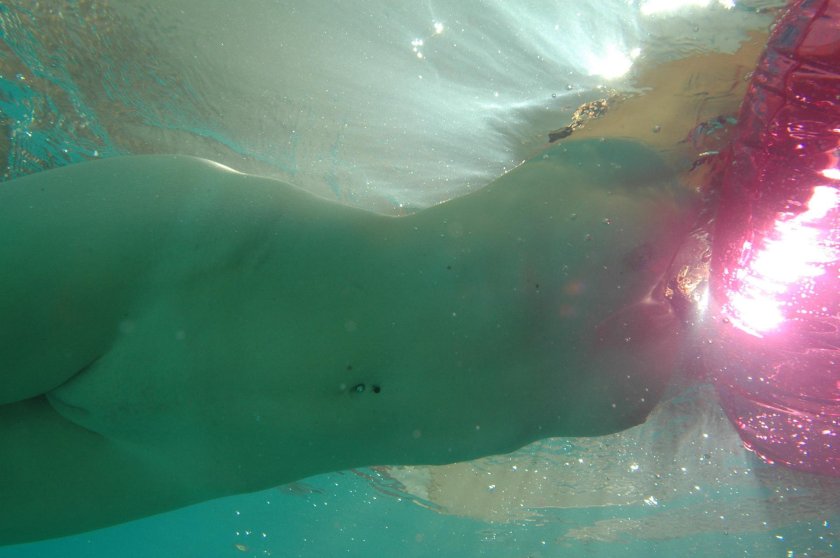 Girls without complexes under water