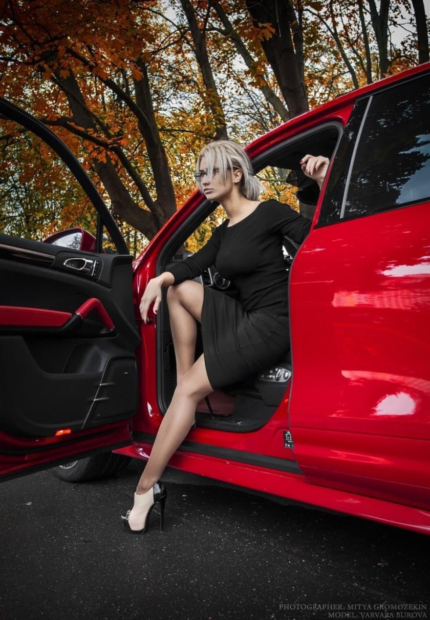 Luxurious woman in the car