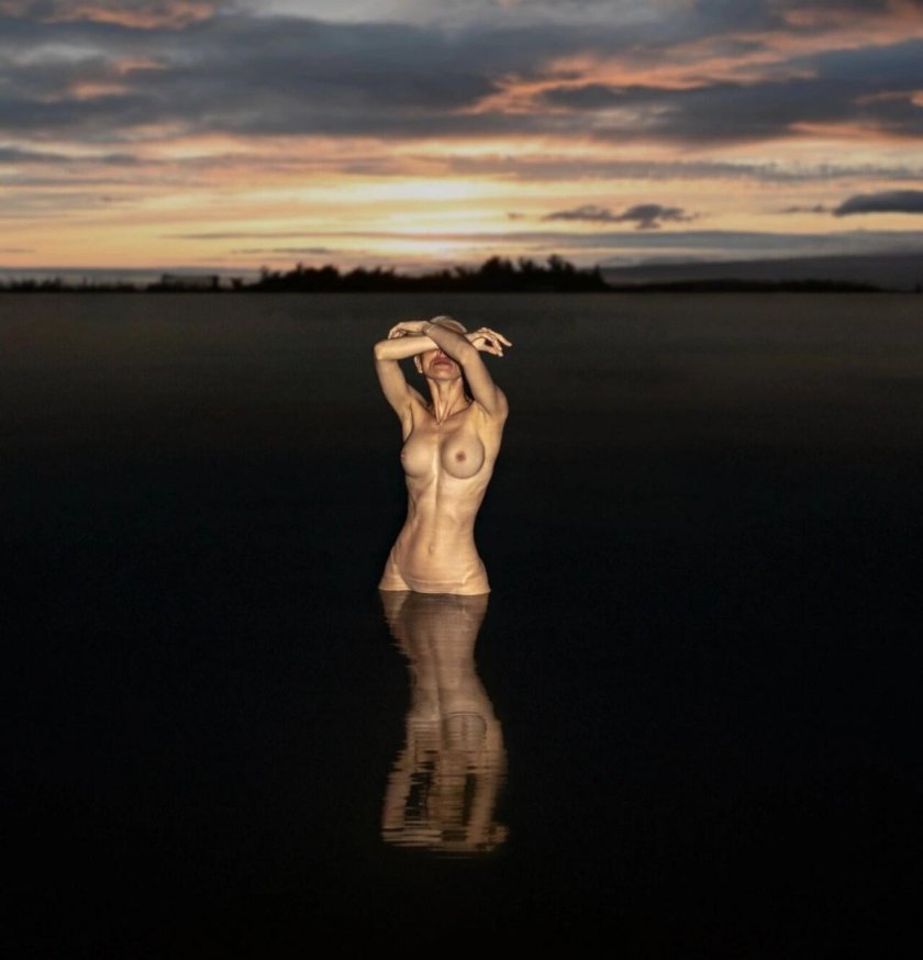 Photographer in the style of nude