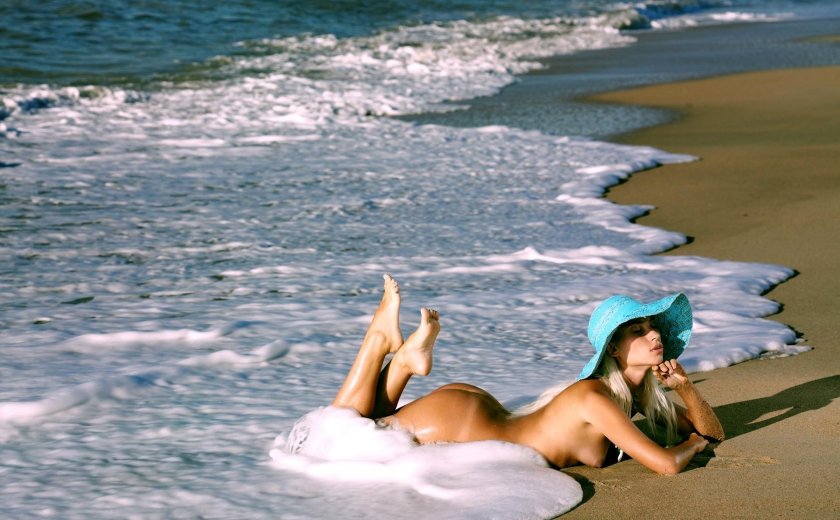 Erotic photo shoot at sea