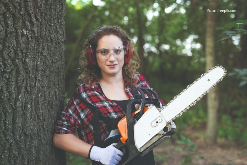 Girls with a chainsaw