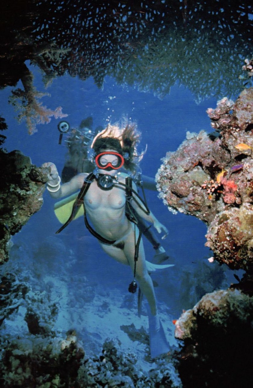 Diving nude high resolution