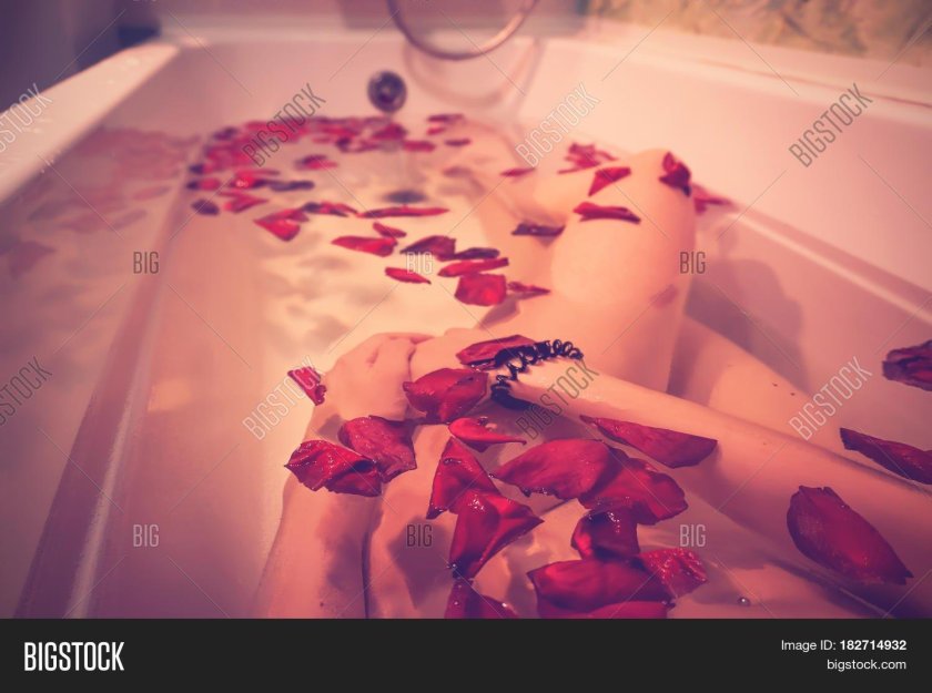 Bath with rose petals