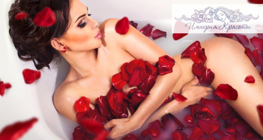 Bath with rose petals