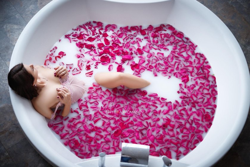 Bath with rose petals