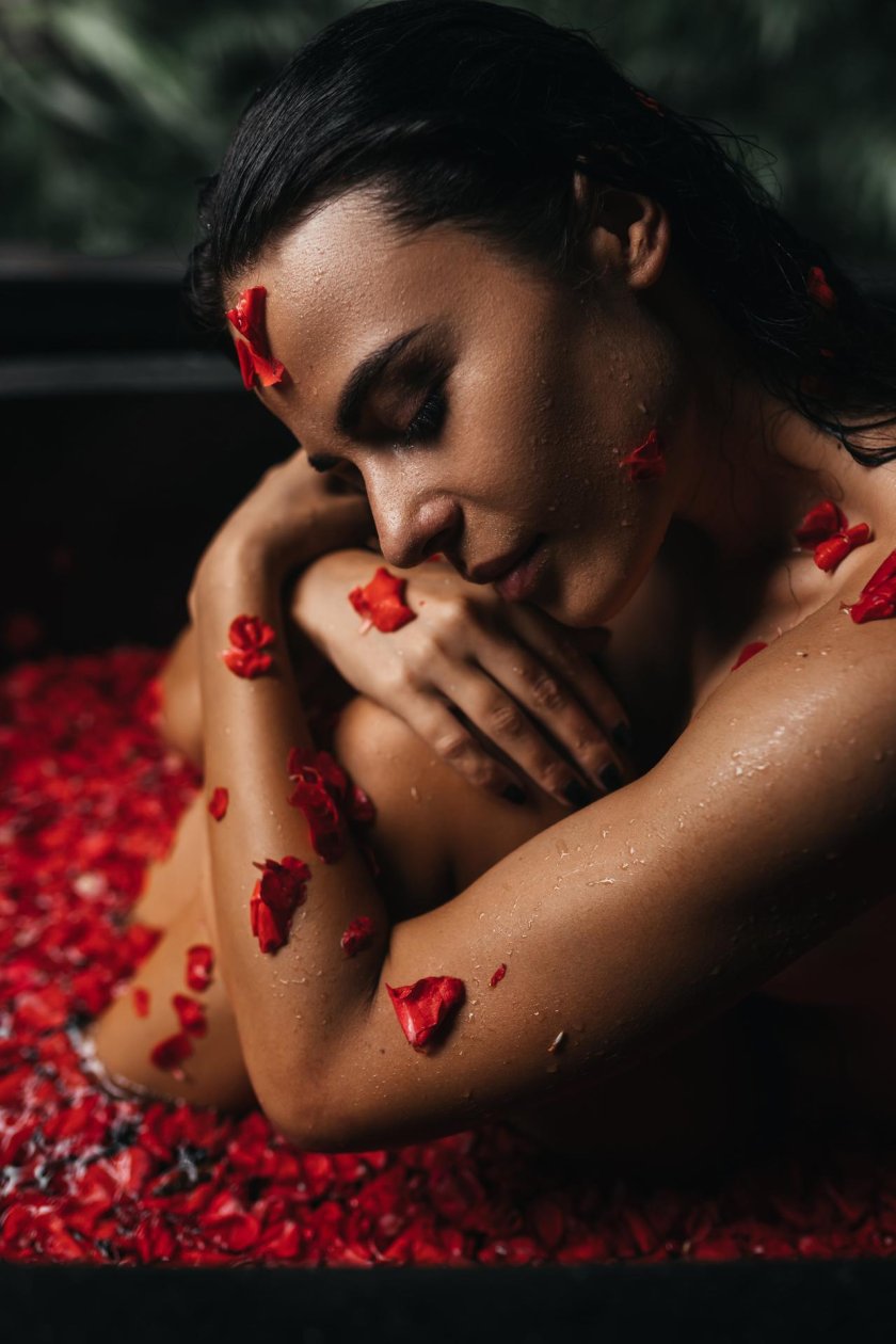 Photo session in the bathroom with rose petals