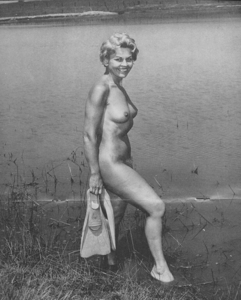 Retro bathing naked women