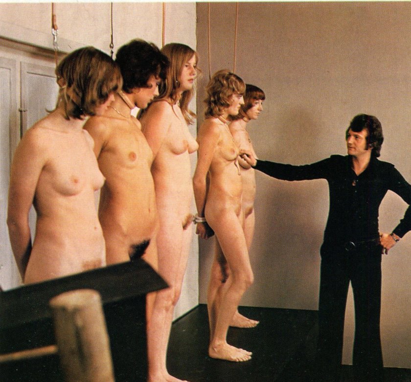 Inspection of naked women slaves