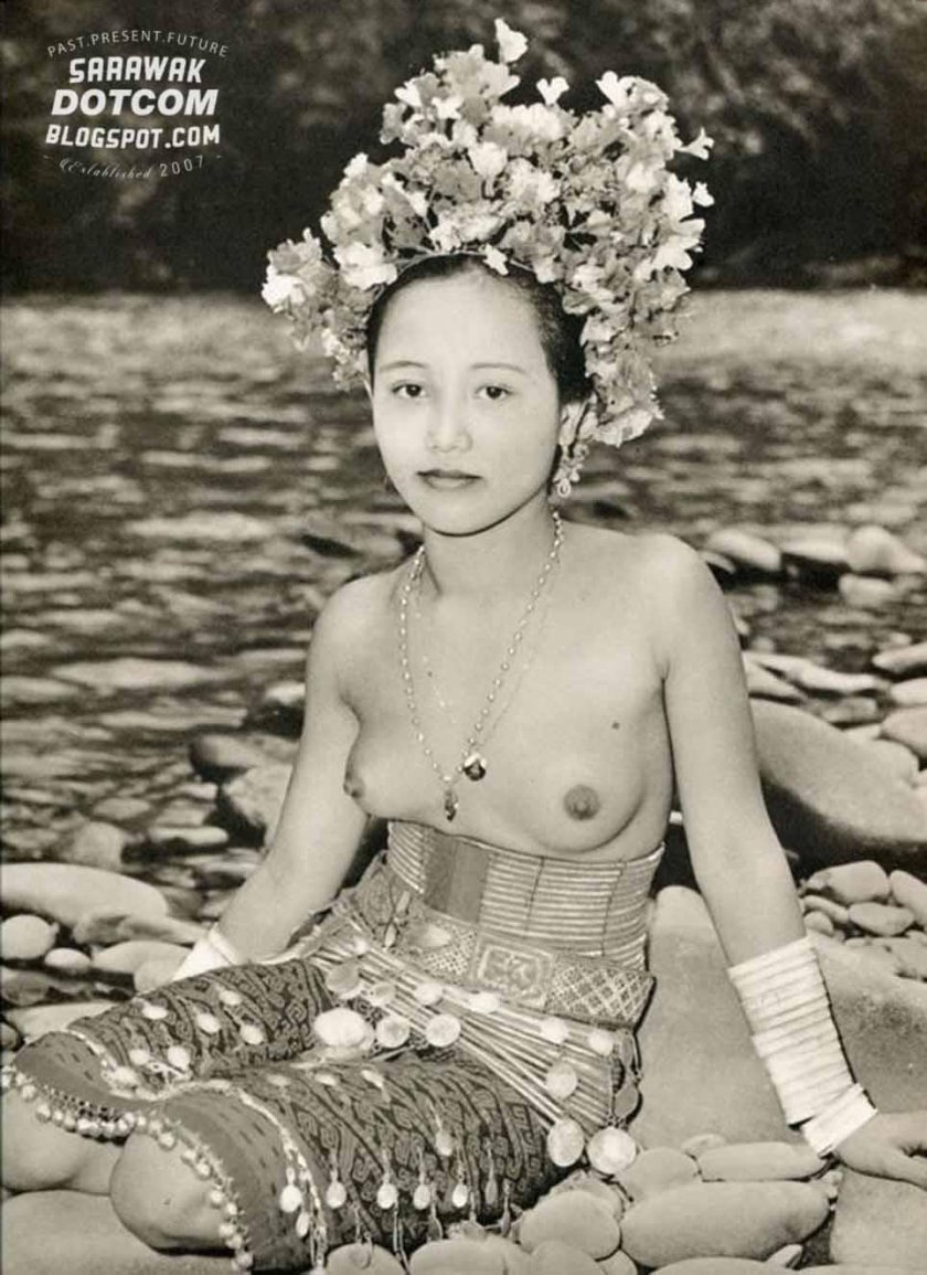 Retro naked women Bali